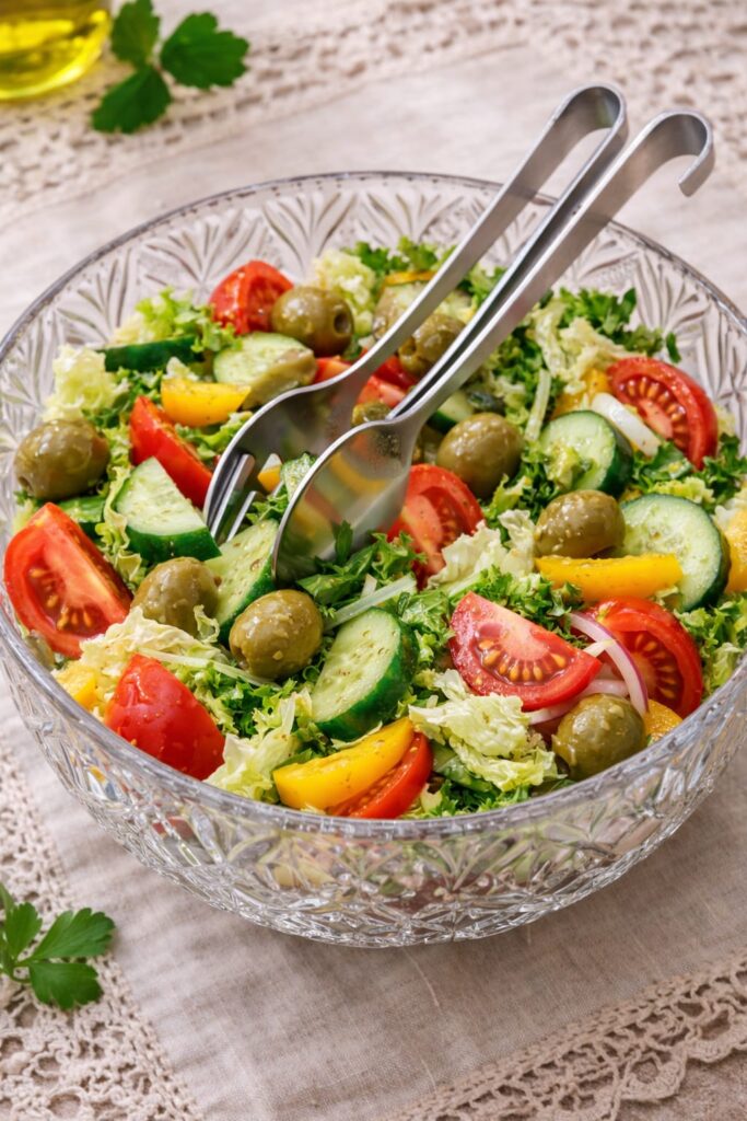 овощной салат с пекинской капустой ромэном огурцами помидорами и оливками