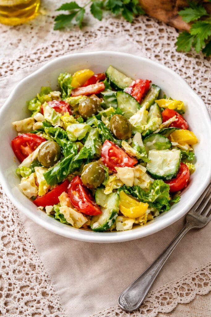 Хрусткий салат з пекінської капусти, салату ромен, огірка, помідорів та оливок