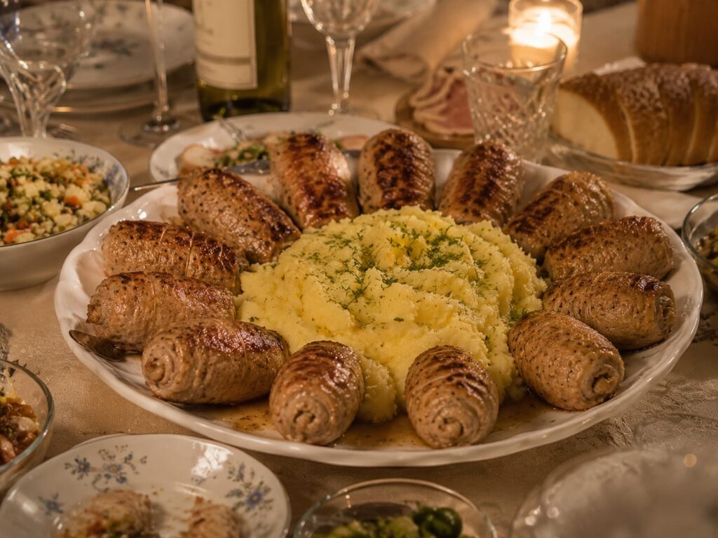 Рулетики з карбонату з оливками та фісташками 7 Святкові рулетики з карбонату на великій тарілці
