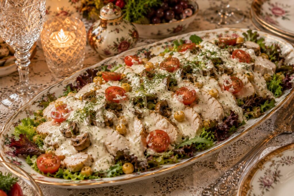 Салат с запечённой куриной грудкой, шампиньонами и сырно-чесночным соусом