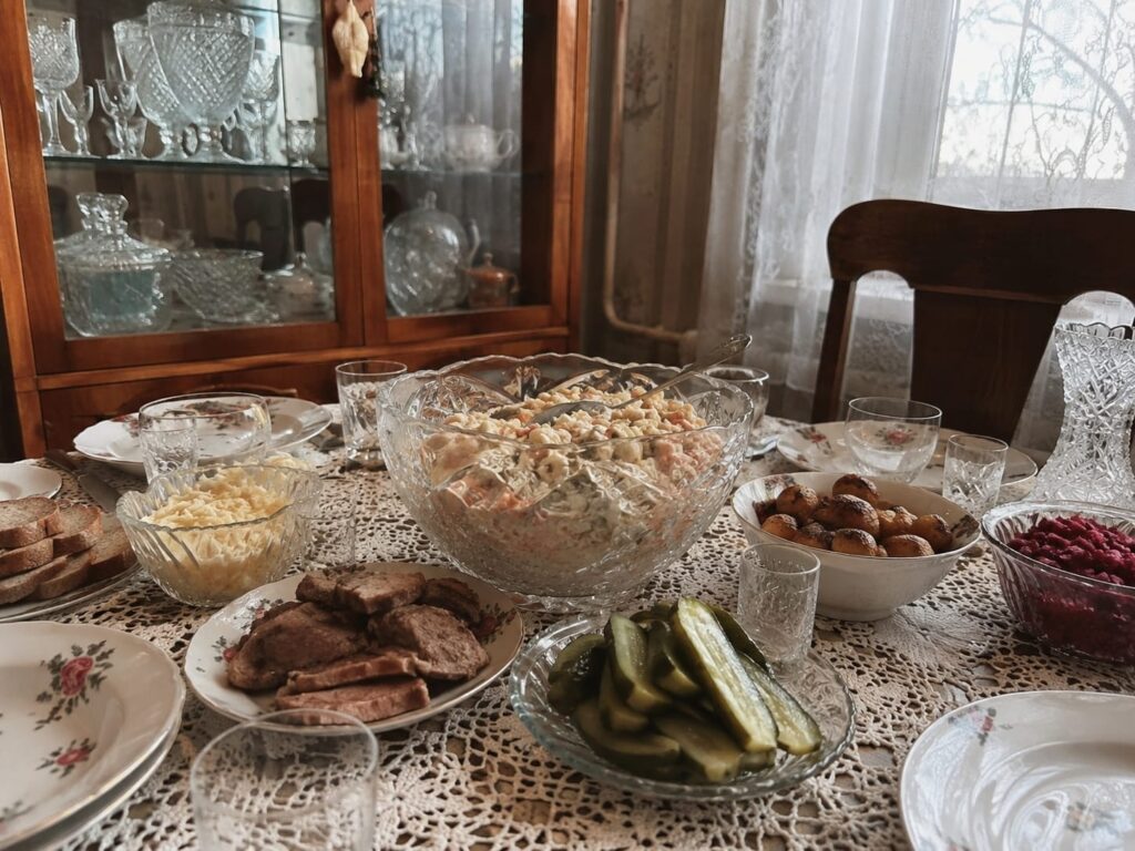 Обжорка — тот самый салат. Не для тех, кто боится майонеза 2 Салат «Обжорка» со свининой и бочковыми огурцами